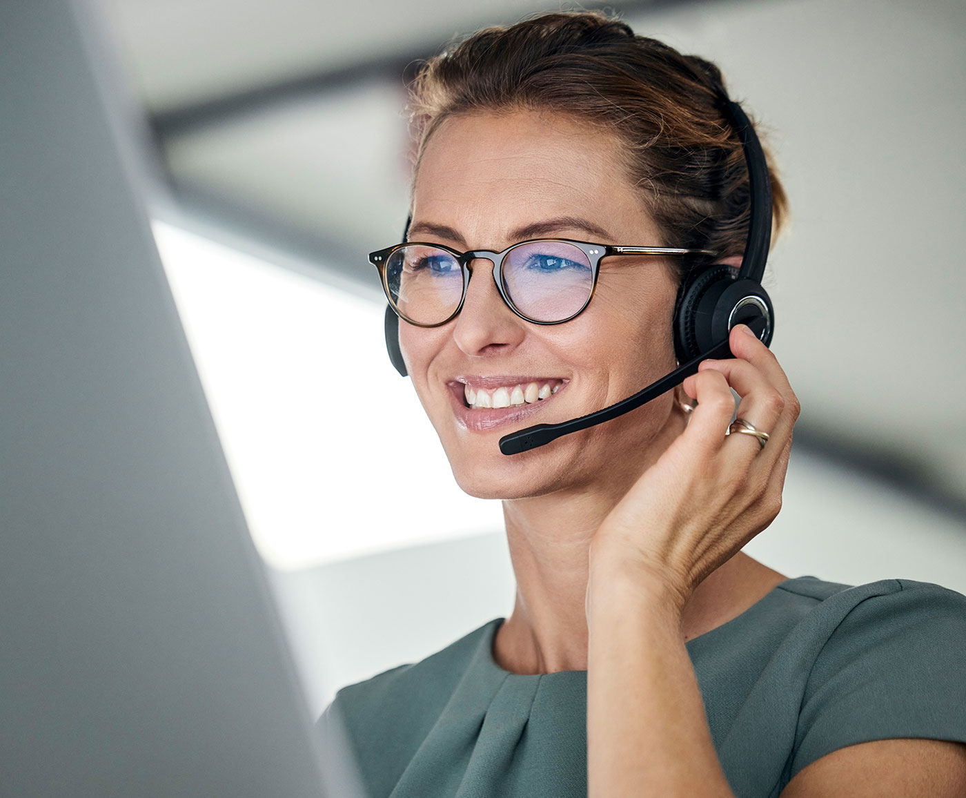 Ragazza al telefono per assistenza tecnica